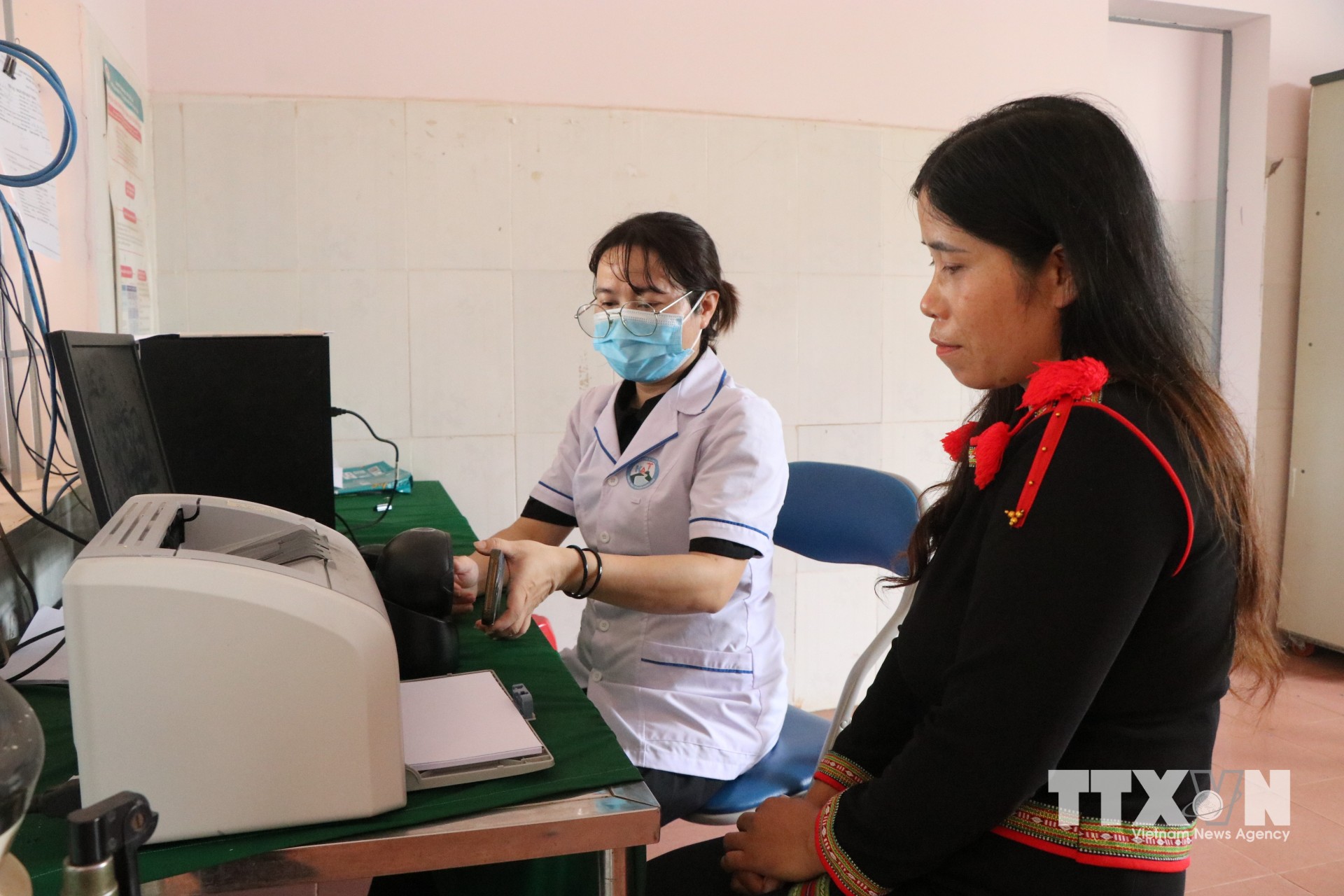 Đồng bào dân tộc thiểu số sử dụng căn cước công dân tích hợp hồ sơ sức khỏe điện tử để khám, chữa bệnh tại Trạm Y tế xã Krông Ana. (Ảnh: Nguyên Dung/TTXVN)